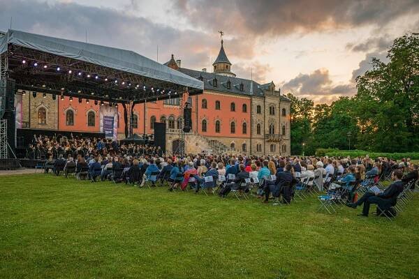 Česká filharmonie zakončila sezonu na Sychrově, cenu dostal Mráček