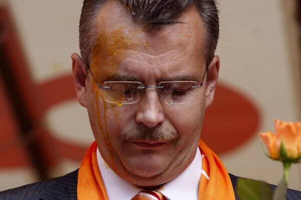 VIDEA: Vajíčková smršť na Paroubka. Táhni, křičeli na něj