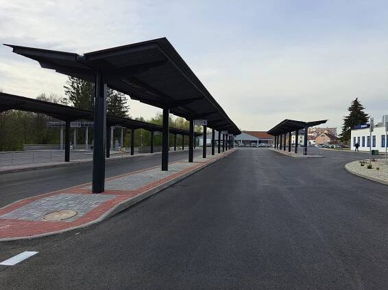 V Dačicích mají zmodernizované autobusové nádraží. K vnitřním prostorům přibyly i venkovní | Icom