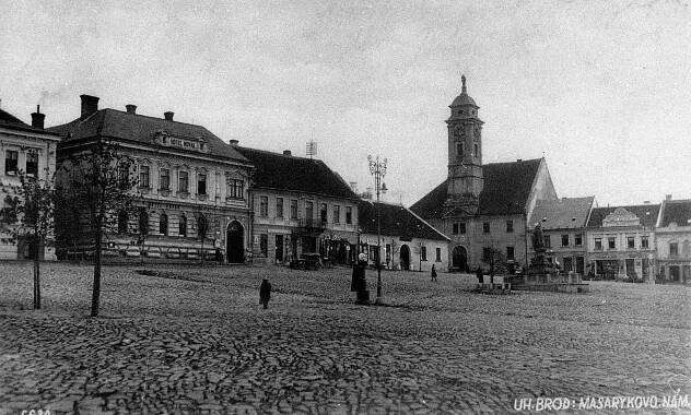 Uherský Brod, východní část Komenského náměstí s radnicí; před rokem 1928 (sbírka Jiřího Fiedlera).