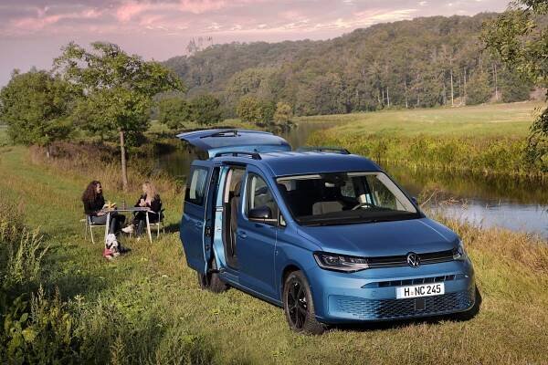 Bydlet se dá i v nejmenší dodávce Volkswagenu. Caddy California má stan nebo kuchyň