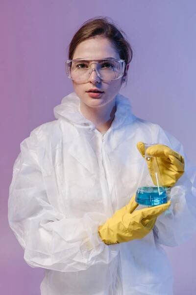 bezplatná Základová fotografie zdarma na téma analytická chemie, bezpečnostní vybavení, bílý plášť Základová fotografie