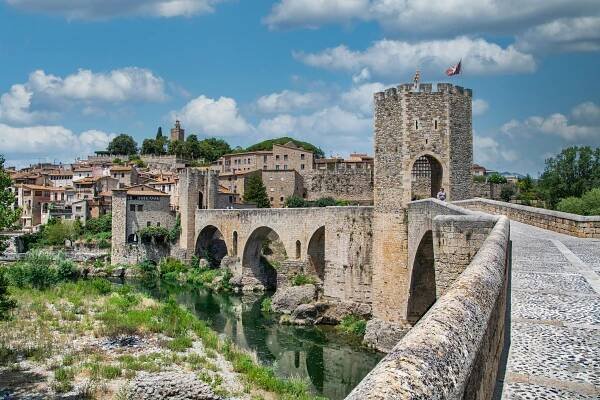 Španělsko ✈ obousměrné levné letenky Girona z Pardubic od 1.018 Kč