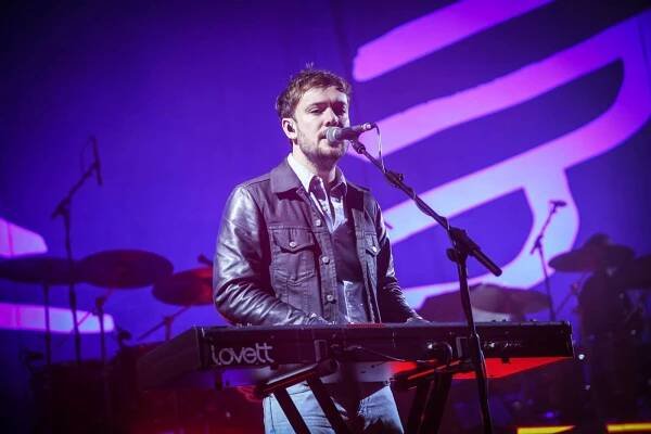 Mumford & Sons v Praze: Marcus Mumford prošel celou arénou, energický folkrock rozpumpoval halu