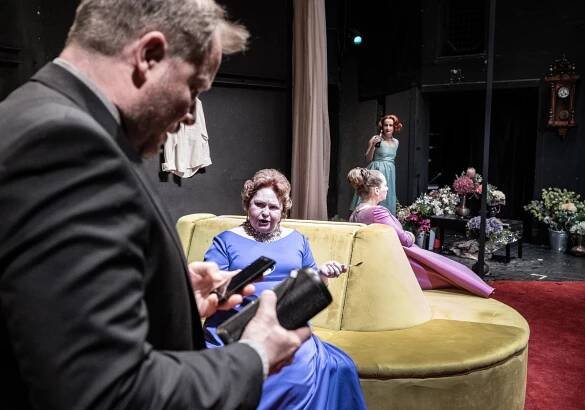Tennessee Williams: KOČKA NA ROZPÁLENÉ PLECHOVÉ STŘEŠE Matěj Dadák, Naďa Konvalinková, Gabriela Míčová, Anna Fialová

 foto:  Pavel Nesvadba