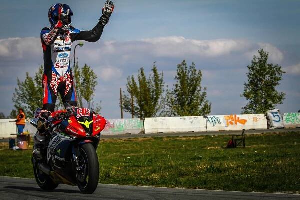 První fotky – road racing závody v Hradci Králové - MOTOHOUSE