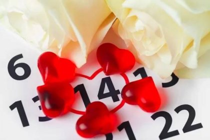 Kalendář. Červené růže ležela na kalendář s datem únoru Valentýna 14 — Stock fotografie
