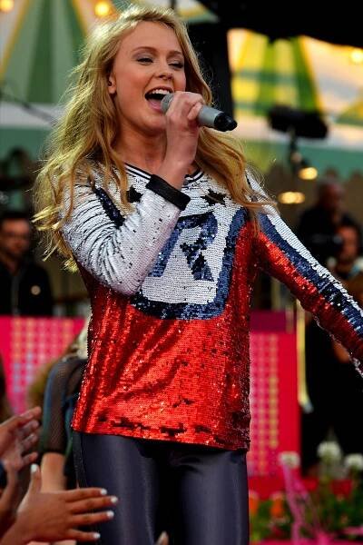 Soubor:Zara Larsson Uppträder På Sommarkrysset 2013 By Daniel Åhs Karlsson (2).jpg