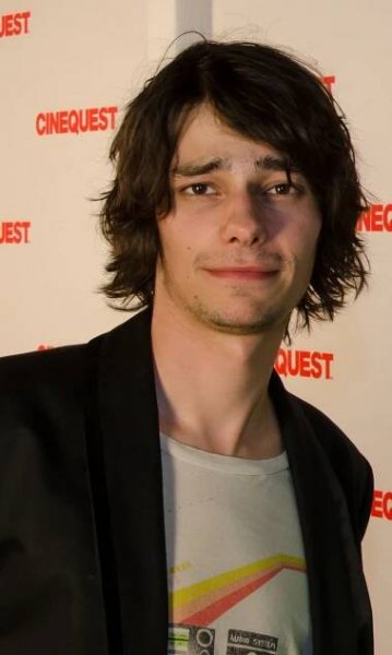 Soubor:Devon Bostick 2014.jpg – Wikipedie