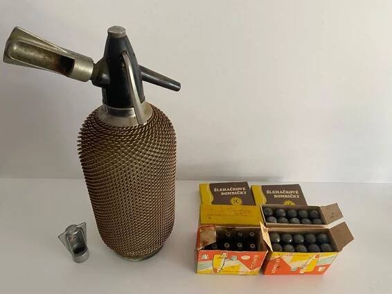 Stará sifonová lahev a prázdné bombičky