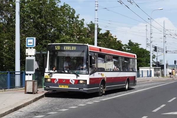 Škoda 21 ab ev. č. 474 na zvláštní lince 120 mezi vozovnou Slovany a depem Karlov zapózovala v zastávce Jižní předměstí. 15.6.2019, Zdeněk Kresa.