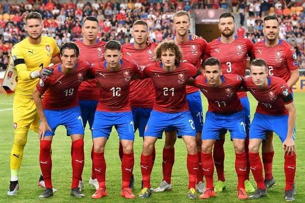 Začátek byl strašný, věděli zkušení zadáci. Velebili výkon kanonýra, který si v reprezentaci užívá důvěry