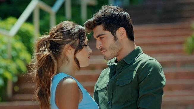 Láska beze slov -  Hande Erçel a Burak Deniz