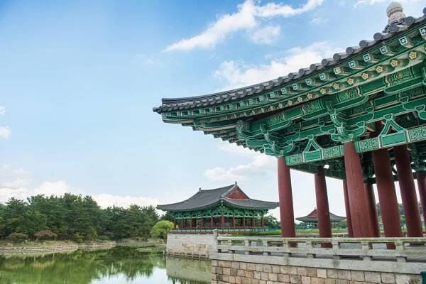 Gyeongju, Jižní Korea - 17. srpna 2016: Donggung palác a Wolji rybníku v Gyeongju, Jižní Korea. — Stock obrázek