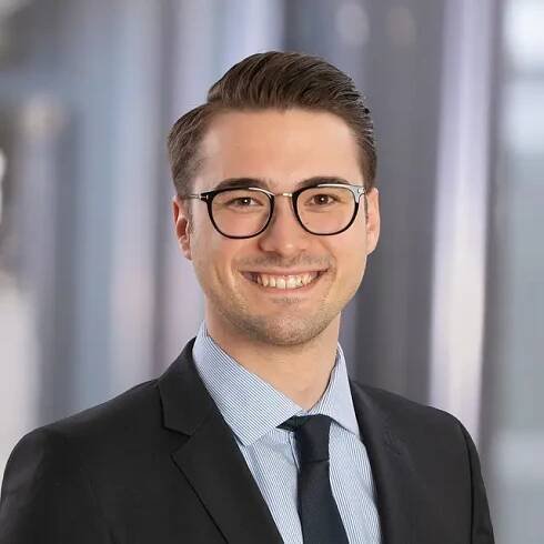 "Das Bewusstsein zu schaffen, dass man sich allein durch das Weiterleiten von Nacktbildern schon strafbar macht, ist ganz wichtig", betont Rechtsanwalt Alexander Huber. | Foto: Christian Forcher