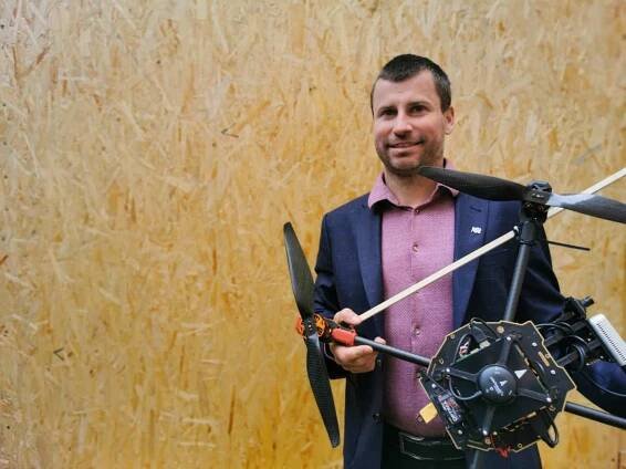 Martin Saska (ČVUT): Elektrické vedení by mohlo sloužit jako dálnice pro drony
