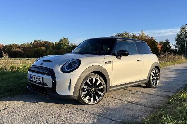 Fotka: Mini Cooper SE z boku