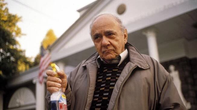 Michael Constantine v roli svérázného, ale starostlivého otce
