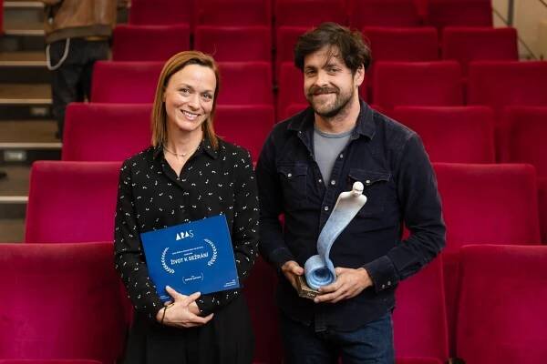 Cenu ARAS pro rok 2024 získala Kristina Dufková za film Život k sežrání | ARAS – Asociace režisérů, scenáristů a dramaturgů