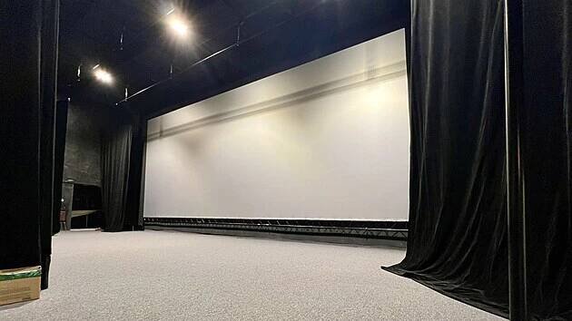Změny se dotkly i jeviště, kde byla instalována nová scénická světla a motorizované tahy pro divadelní kulisy. „Cílem bylo připravit kino na současné standardy filmové projekce a rozšířit jeho využití pro další kulturní akce,“ uvedl šéf městské organizace Kulturní dům a kino Karel Fiala.