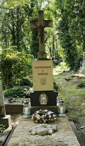 Soubor:Hrobka Hoffmannů z Hyršova na hřbitově Olšany v Praze.jpg – Wikipedie