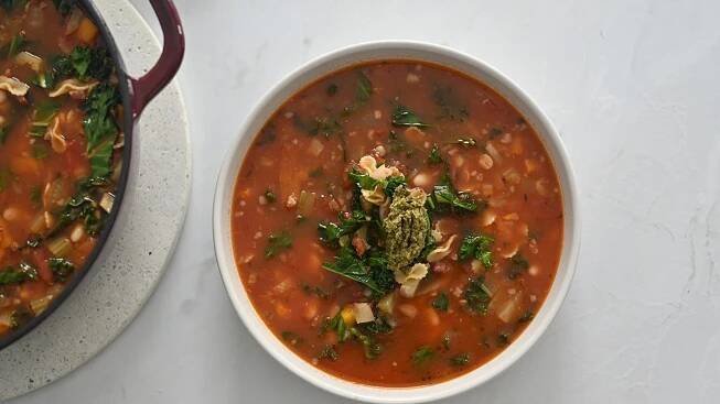 Známá italská polévka minestrone je plná zeleniny, chuti a barev