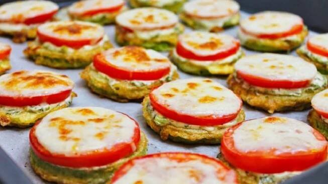 Cuketové mini pizzy s rajčaty a sýrem