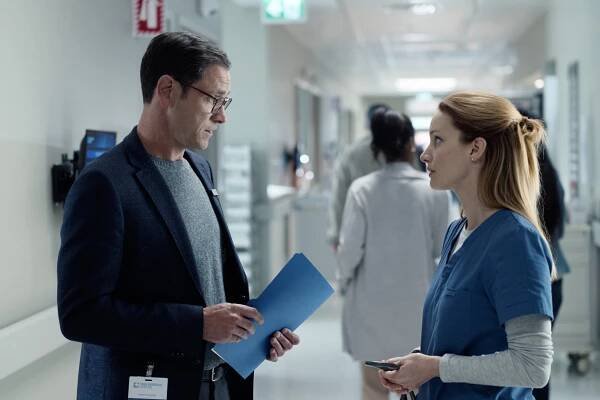 Transplant - Under Pressure (S01E09) (2020) | Galerie - Z epizody | ČSFD.cz