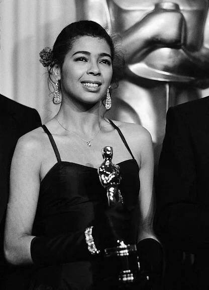 LOS ANGELES, CALIFORNIA - APRIL 09: Winner Irene Cara at the 56th Annual Academy Awards Show, April 9, 1984 in Los Angeles, California. (Photo by Getty Images/Bob Riha, Jr.)