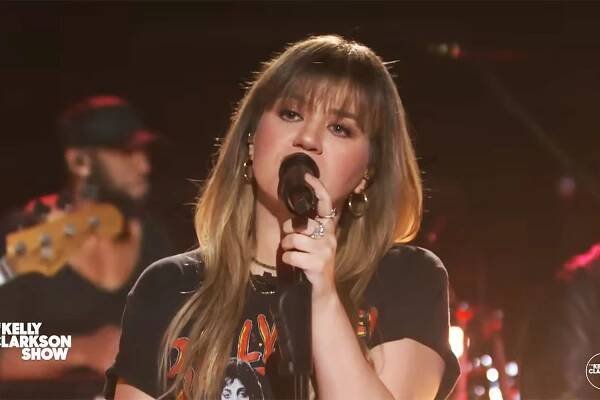 Kelly Clarkson Performs Rock Kellyoke Cover of Miley Cyrus and Stevie Nicks' 'Edge of Midnight'