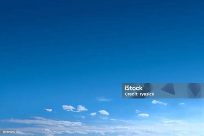 Jasné modré pozadí oblohy s rozptýlenými mraky - Bez autorských poplatků Obloha - Přírodní jev Stock fotka