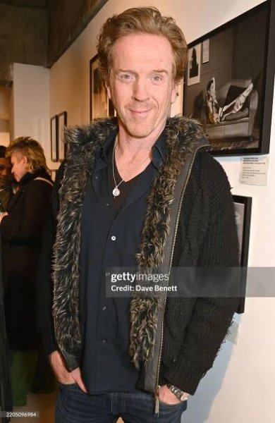 HvH ARTS Exhibition Of Art and Photography – Damian Lewis