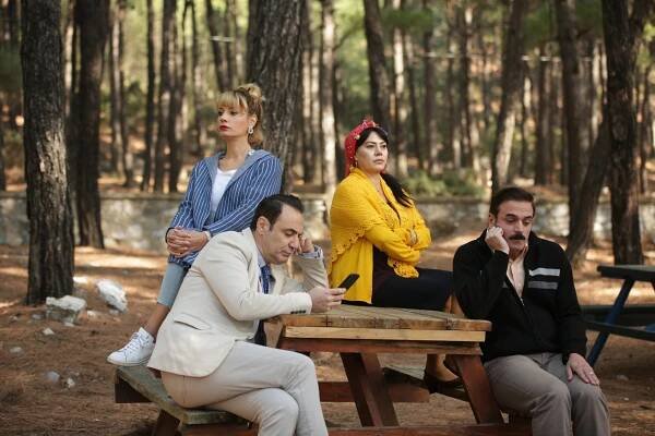 Kalk Gidelim - Episode 14 - Z filmu - Ayça Varlıer, Erkan Sever, Mehtap Bayri, Ufuk Özkan