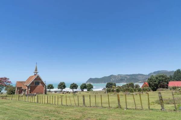 anglikánský kostel svatého abrahama na vrcholu vzestupu u moře v zálivu waipiro - gisborne - stock snímky, obrázky a fotky