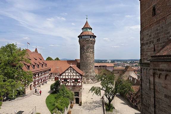 Äußerer Burghof mit Sinwellturm, Foto: Bayerische Schlösserverwaltung / Veronika Freudling
