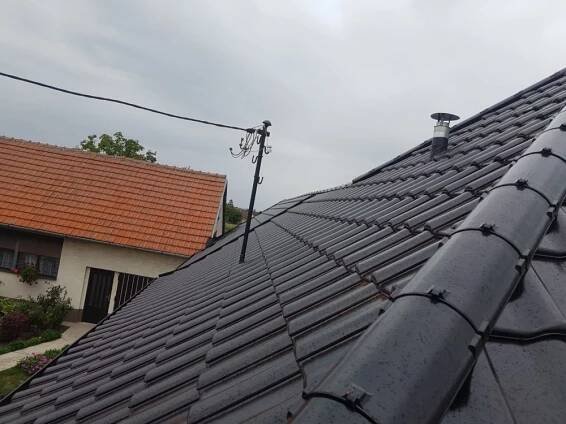 Realizácia rekonštrukcia Gbely - Creaton Magnum čierna glazúra - Kvalitné strechy