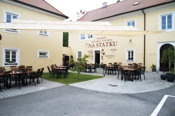 Ubytování Ubytování nezajišťujeme, ale máme pro vás několik doporučení na přespání v okolí. Panství Dlouhá Lhota Hotel CAVOK letiště Příbram Penzion U tří statkářů Dobříš Time Cafe & Penzion