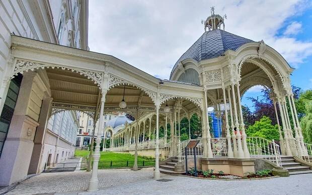 Karlovy Vary naproti Mlýnské kolonádě v Hotelu Petr *** se vstupem do Alžbětiných lázní, snídaní a oplatkami