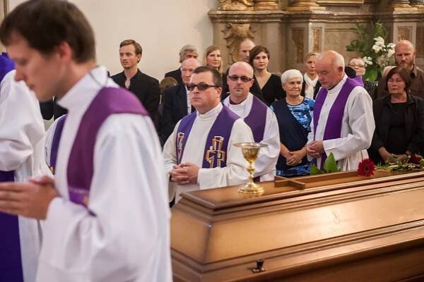 Pohřeb otec Jan Kabeláč 2015 | Farnost Brno - Židenice u kostela sv. Cyrila a Metoděje
