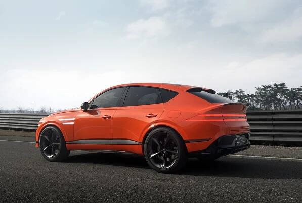 Genesis představil koncept kupé-SUV GV80, má ochranný rám jako závoďáky