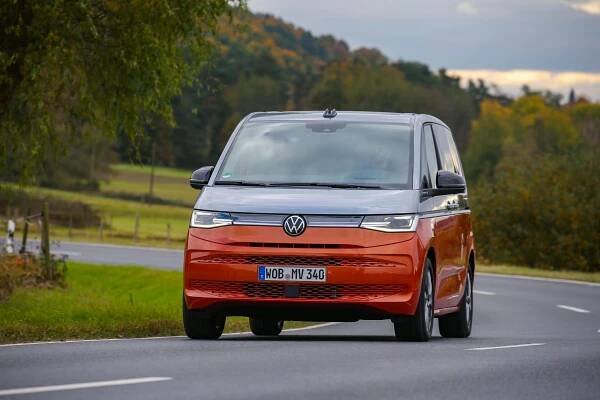 Za volantem nového Volkswagenu Multivan: Opravdu osobní dodávka