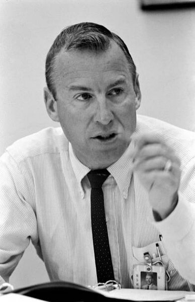 Soubor:Apollo 8 Jim Lovell in Building 4.jpg – Wikipedie