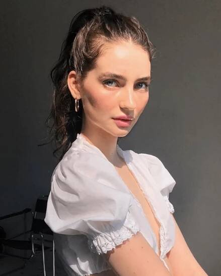 Z Meadow Walker je sexy kráska.