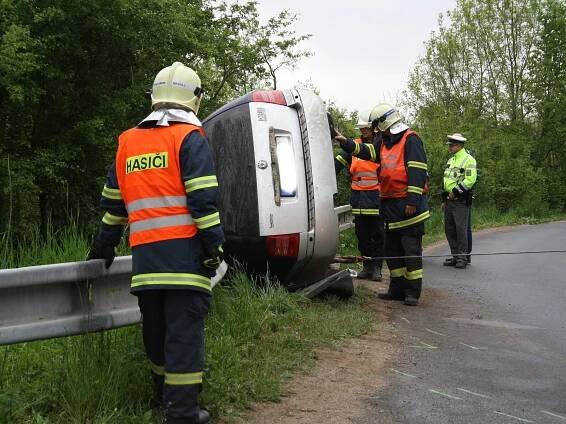 Auto skončilo na střeše. Řidička nadýchala přes dvě promile