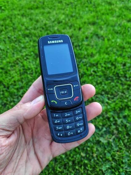 Retro: Samsung C300 - Tolik bizarností na jednom místě byste hledali jen stěží