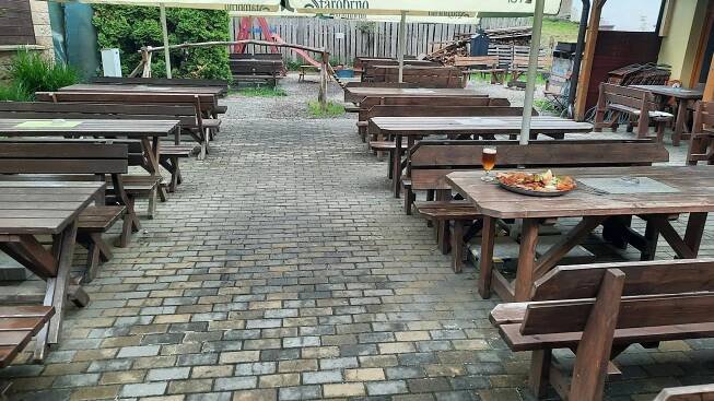 Opravdová hostina: vyladěné prkno plné řízečků, křidýlek i sýrových kousků