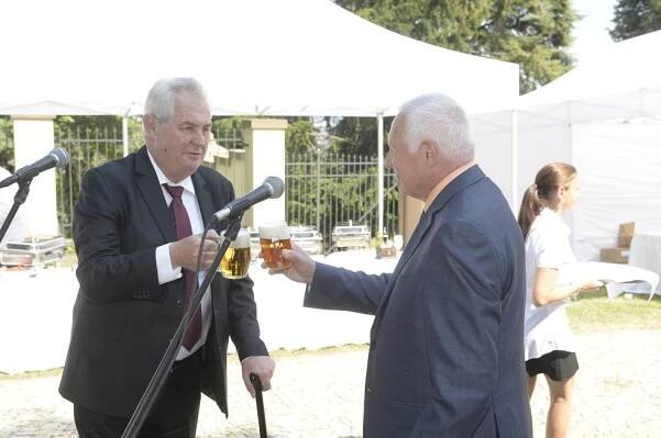 Češi přestávají chodit na pivo do hospody. Radši popíjejí doma, hospody trpí