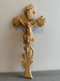 Dřevěný ručně vyřezávaný kříž s Ježíšem na zeď - Starožitnosti a umění