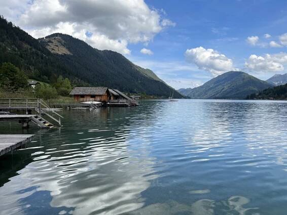Seegrund-Impressionen - Der exklusive Seegrund der FerienSuiten Weissensee mit Badesteg und Badeplattform
