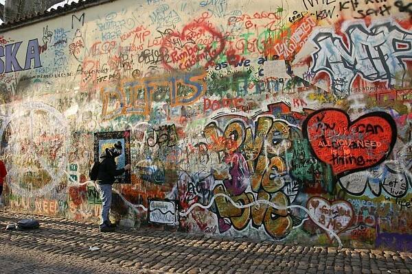 Praga  El muro de Lennon representó no solo una especie de memorial a John Lennon y sus ideales de paz sino también un monumento a la libertad de expresión 